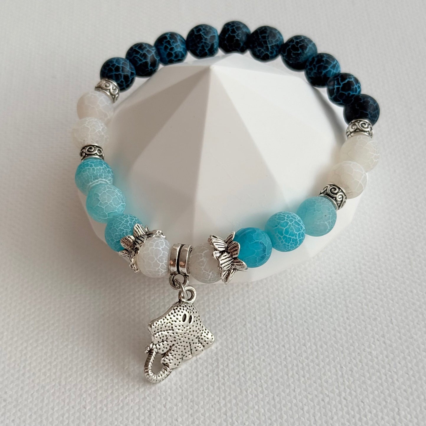 Blue Lagoon Rochen-Armband – Crackle-Natursteinperlen in Dunkelblau, Hellblau und Weiß mit Rochen-Anhänger