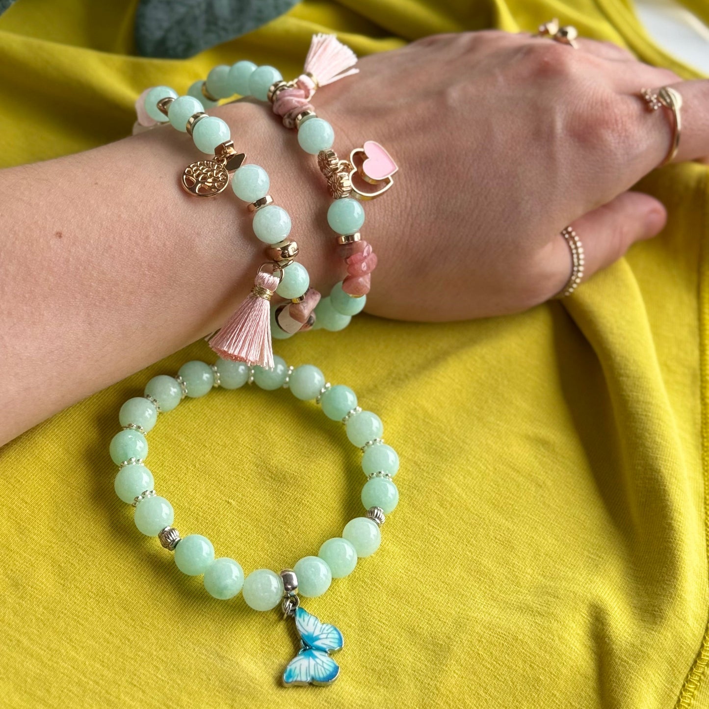 Mint Butterfly Armband am Handgelenk – mintgrüne Perlen mit Schmetterling