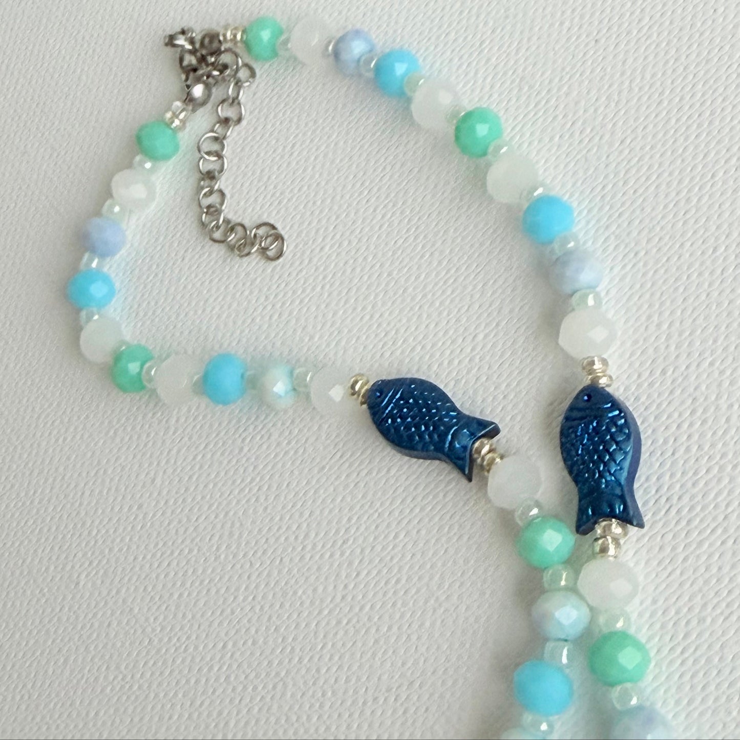 Perlenkette Türkis & Aqua mit Fischperlen und Muschelanhänger – Detailansicht