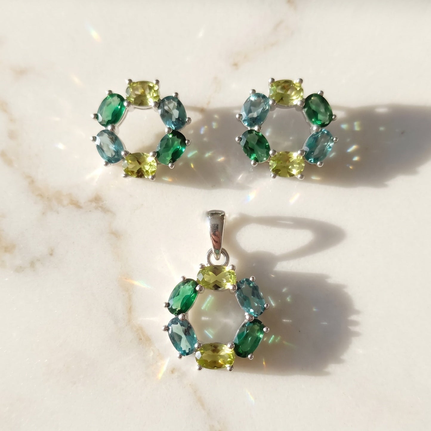 925 Silber Schmuckset mit Zirkonia in Grüntönen im Kreis-Design – Anhänger & Ohrringe
