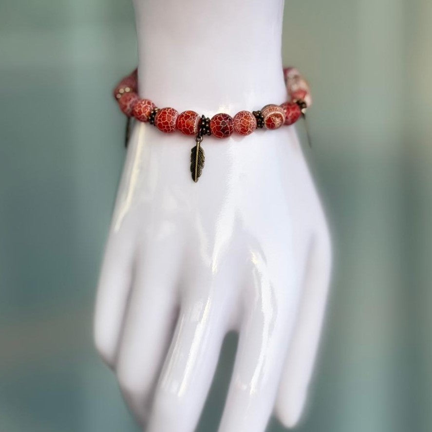 Armband Falling Leaves – getragen am Handgelenk mit Blatt-Anhänger