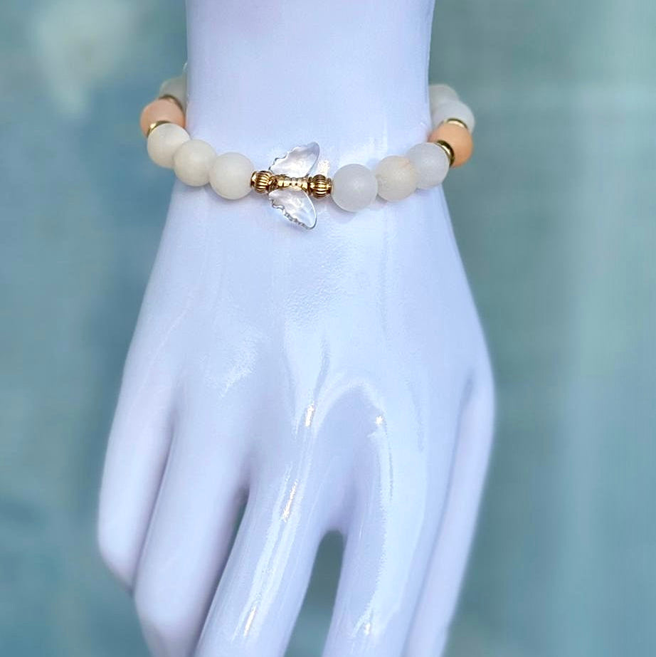 Rosé Wings – Naturstein-Armband mit Schmetterlingsdetail