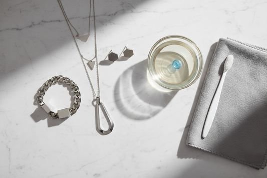 Edelstahl Schmuck pflegen – Pflegetipps für langlebigen Glanz