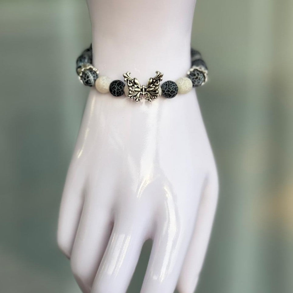 Armband Butterfly Crackle-Optik – getragen am Handgelenk
