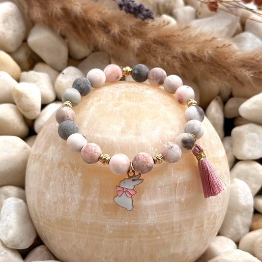Natursteinarmband mit Hasen-Anhänger am Handmodell