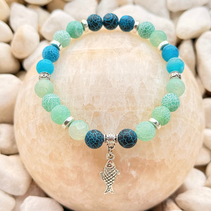 Maris Natursteinarmband mit Fisch-Anhänger und Crackle-Perlen in Blau, Mint und Türkis auf Steinen