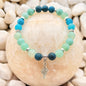 Maris Natursteinarmband mit Fisch-Anhänger und Crackle-Perlen in Blau, Mint und Türkis auf Steinen
