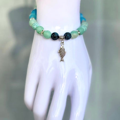 Maris Natursteinarmband mit Fisch-Anhänger am Handmodell