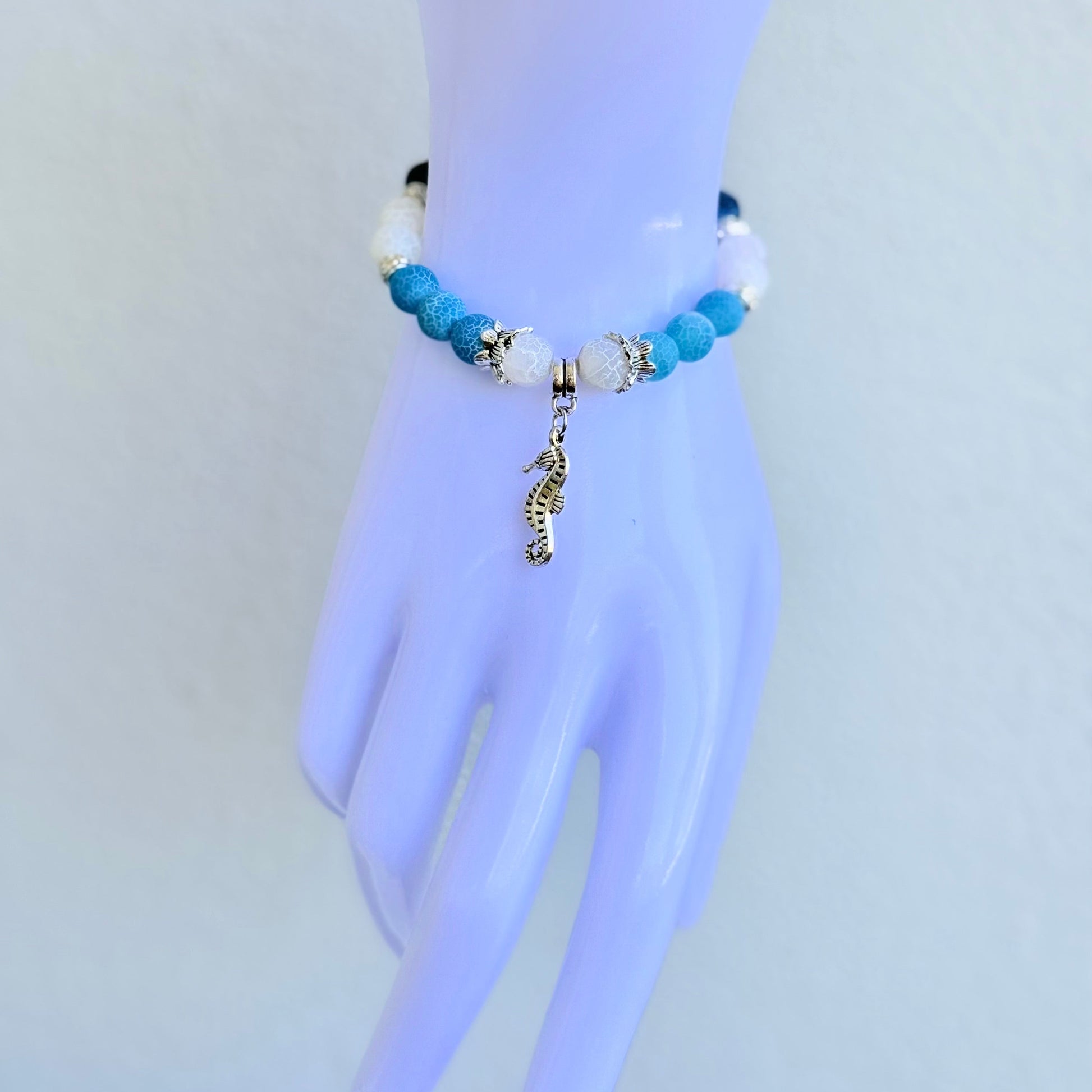 Meereszauber Armband mit Seepferdchen-Anhänger am Handmodell