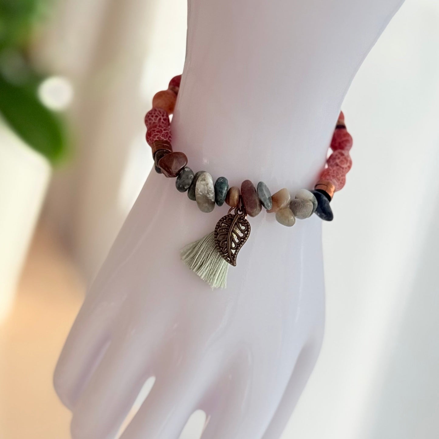 Handgefertigtes Boho Naturstein Armband mit Quaste & Blattanhänger Draufsicht
