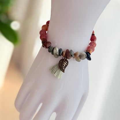 Handgefertigtes Boho Naturstein Armband mit Quaste & Blattanhänger Draufsicht