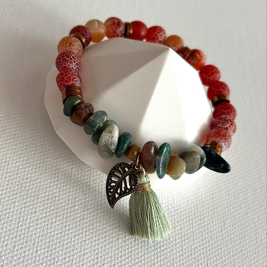 Handgefertigtes Boho Naturstein Armband mit Quaste am Handgelenk – Terrakotta & Grün