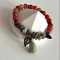 Handgefertigtes Boho Naturstein Armband mit Quaste am Handgelenk – Terrakotta & Grün