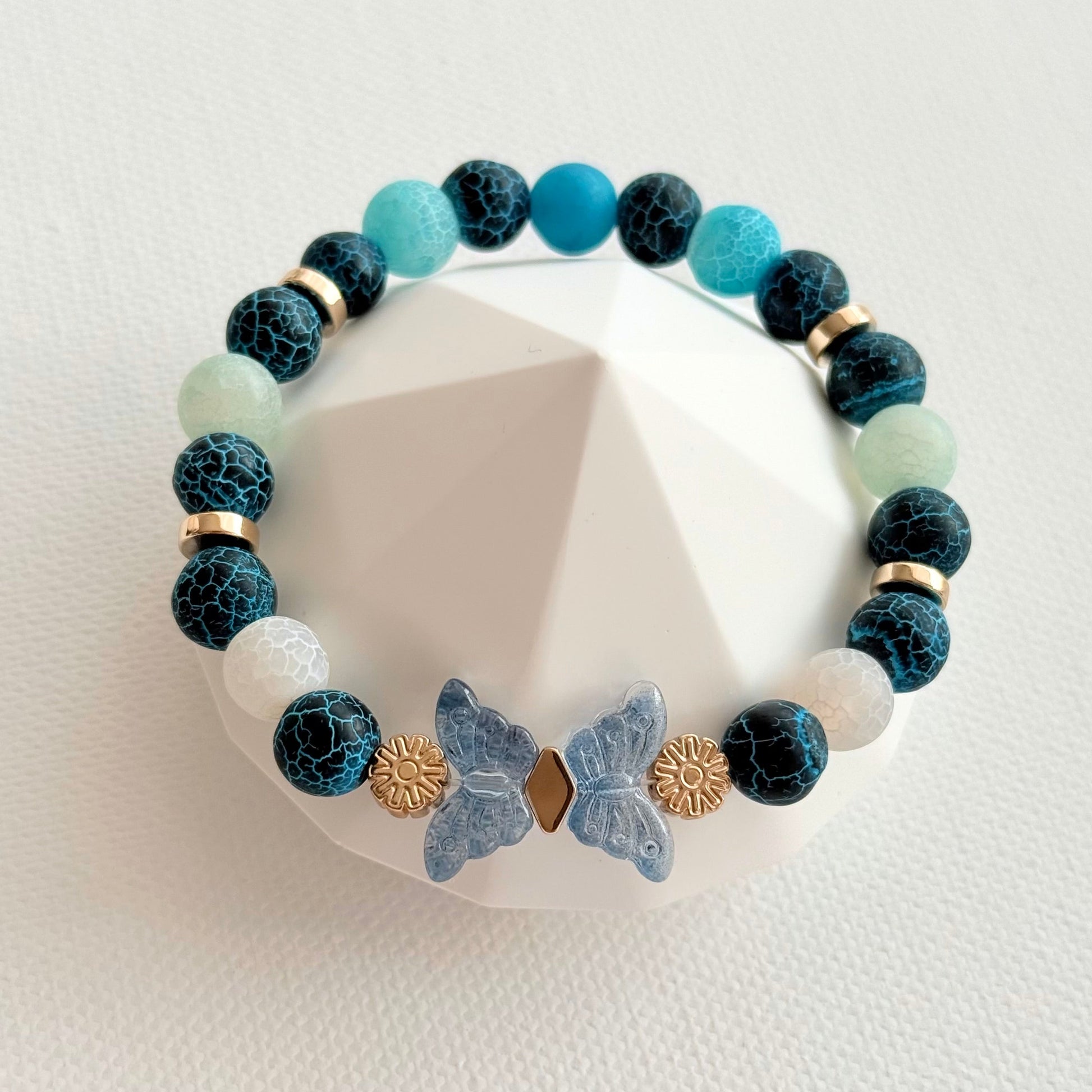 Handgefertigtes Naturstein-Armband mit Glas-Schmetterling – Blau, Türkis, Mint