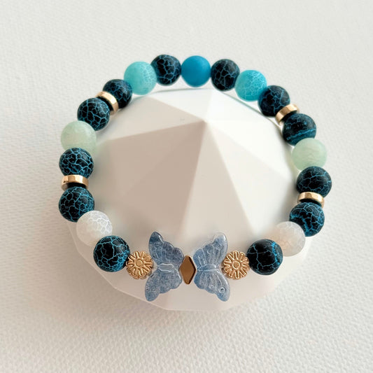 Handgefertigtes Naturstein-Armband mit Glas-Schmetterling – Blau, Türkis, Mint
