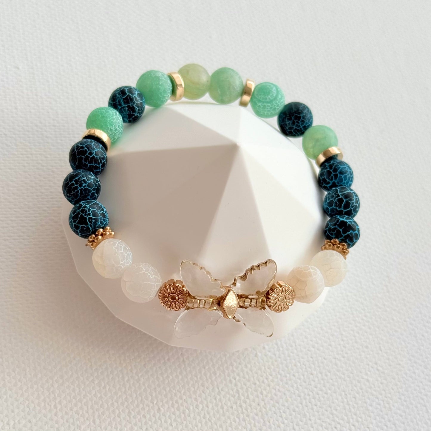 Handgefertigtes Naturstein-Armband mit transparentem Schmetterling – Detailansicht
