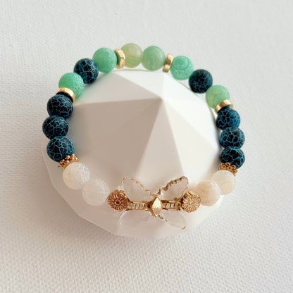 Handgefertigtes Naturstein-Armband mit transparentem Schmetterling – Detailansicht
