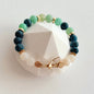 Handgefertigtes Naturstein-Armband mit transparentem Schmetterling – Detailansicht