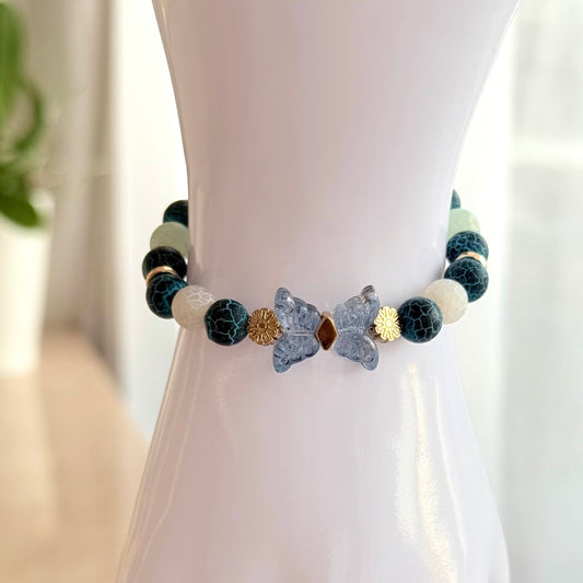 Handgefertigtes Naturstein-Armband mit Glas-Schmetterling – Detailansicht am Handmodell