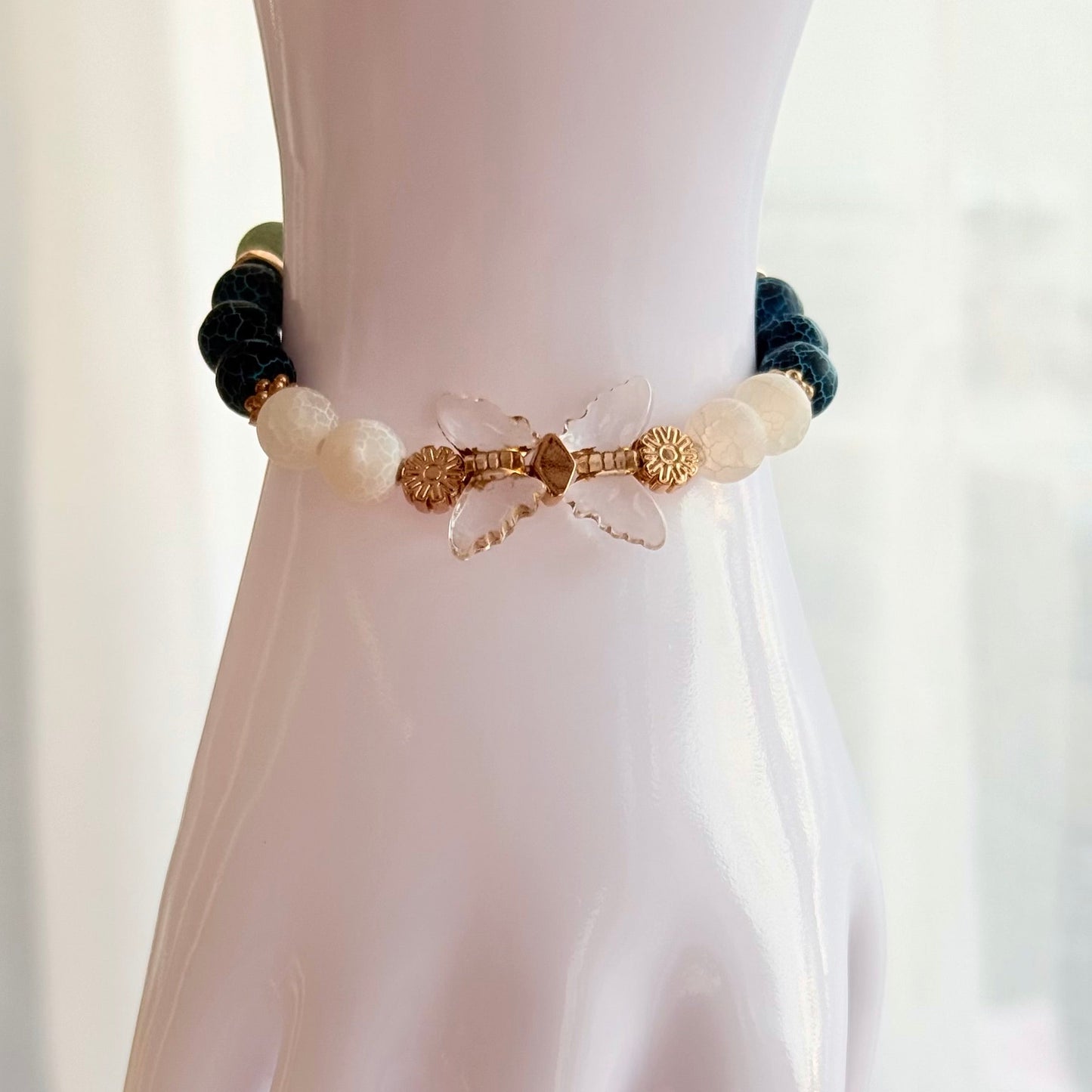 Handgefertigtes Naturstein-Armband mit transparentem Schmetterling – Blau, Mint, Weiß