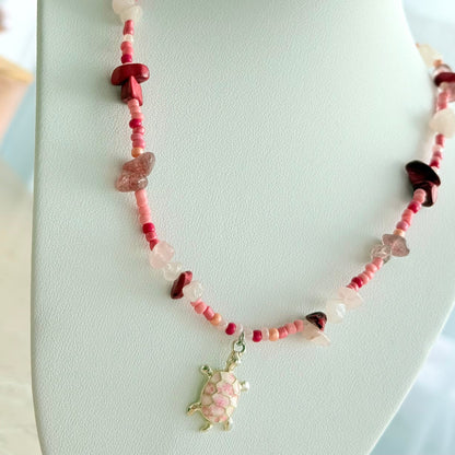 Rosy Turtle – Halskette mit Glas- und Kiesperlen
