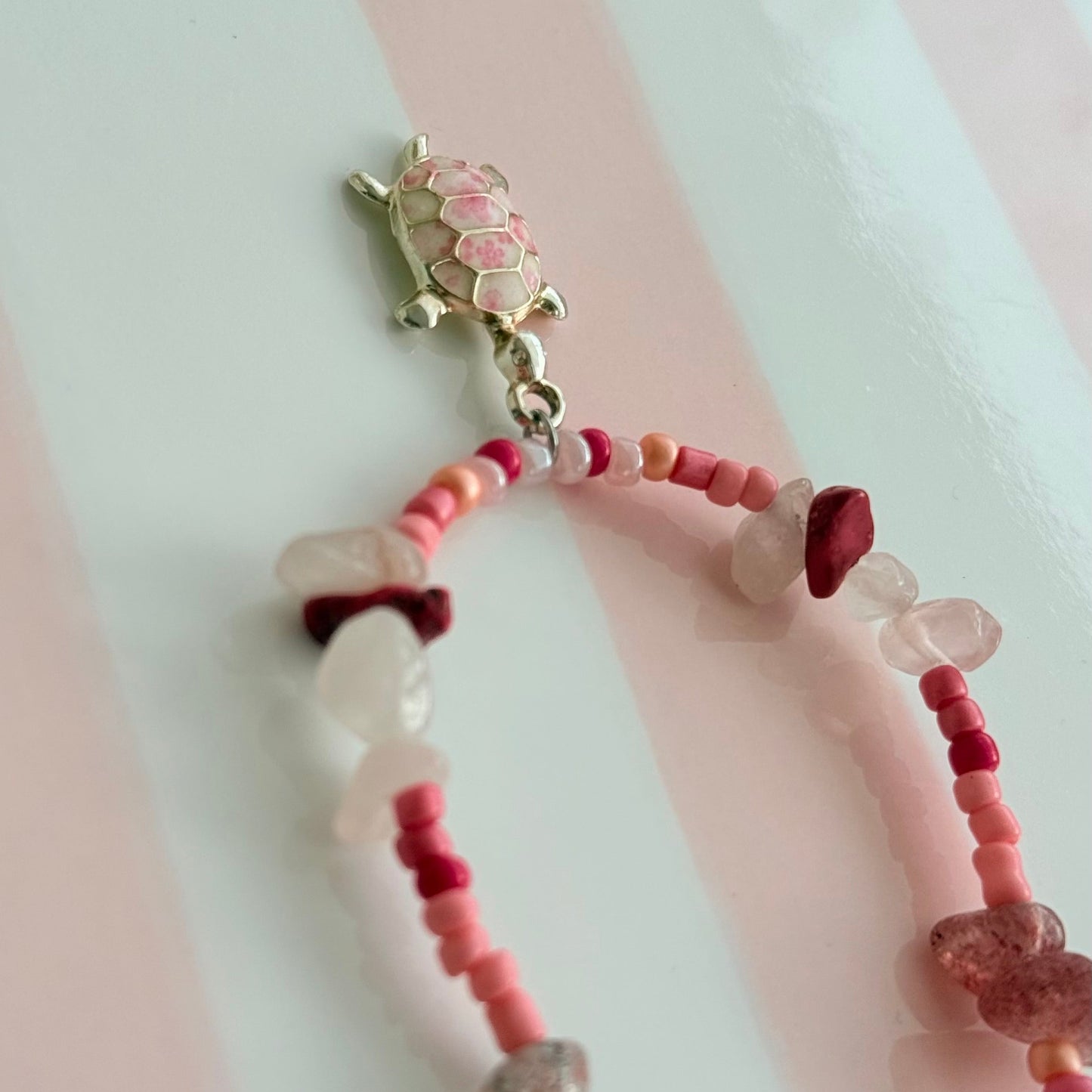Rosy Turtle – Halskette mit Glas- und Kiesperlen