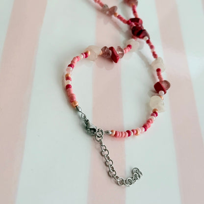 Rosy Turtle – Halskette mit Glas- und Kiesperlen
