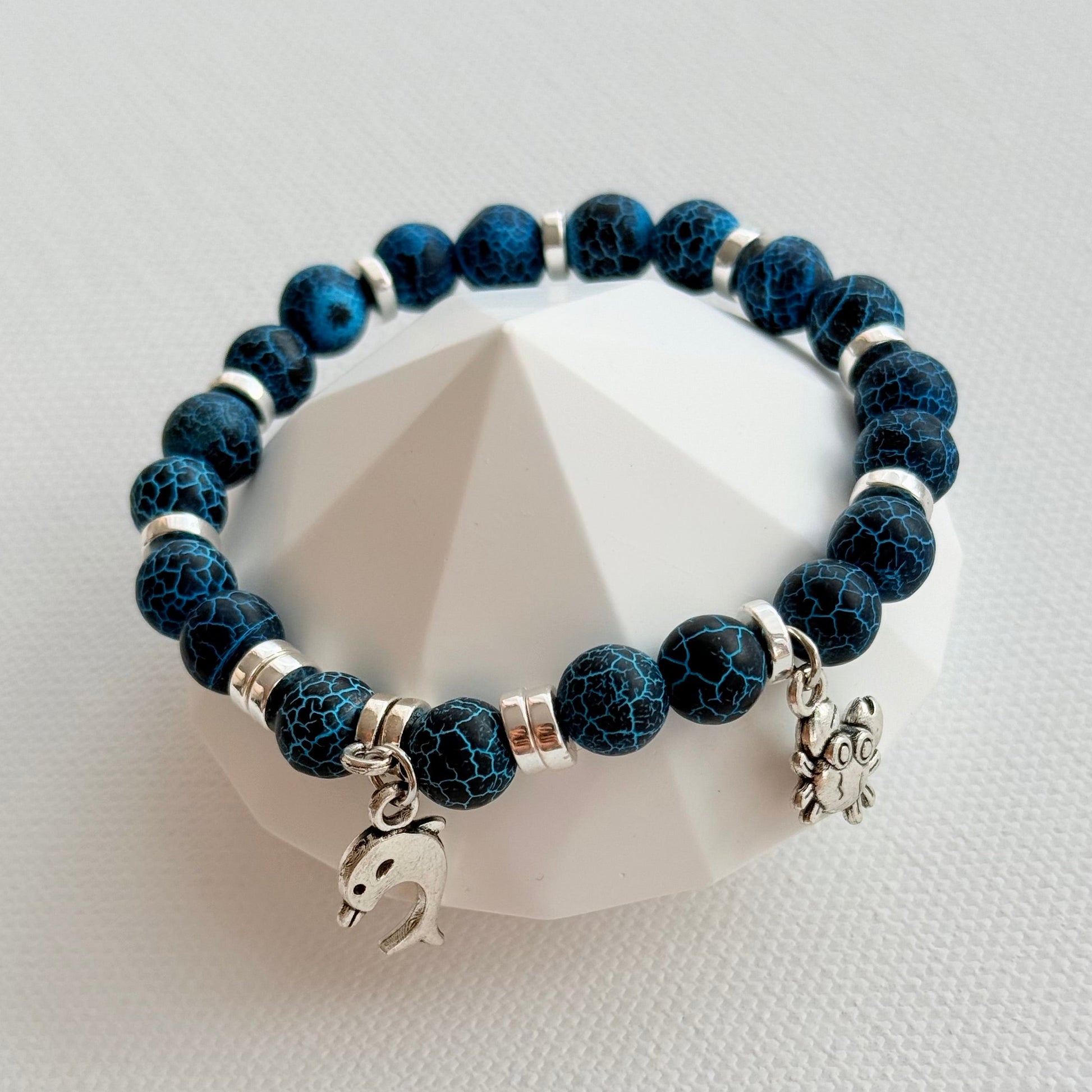 Ocean Whisper Armband – dunkelblaue Crackle-Natursteinperlen mit Delfin und Krabbe Anhänger