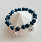Ocean Whisper Armband – dunkelblaue Crackle-Natursteinperlen mit Delfin und Krabbe Anhänger