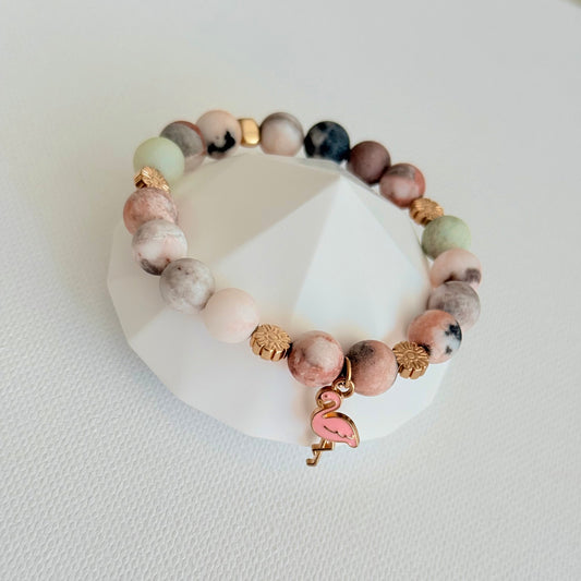 Handgefertigtes Natursteinarmband mit Flamingo-Anhänger auf weißem Stein