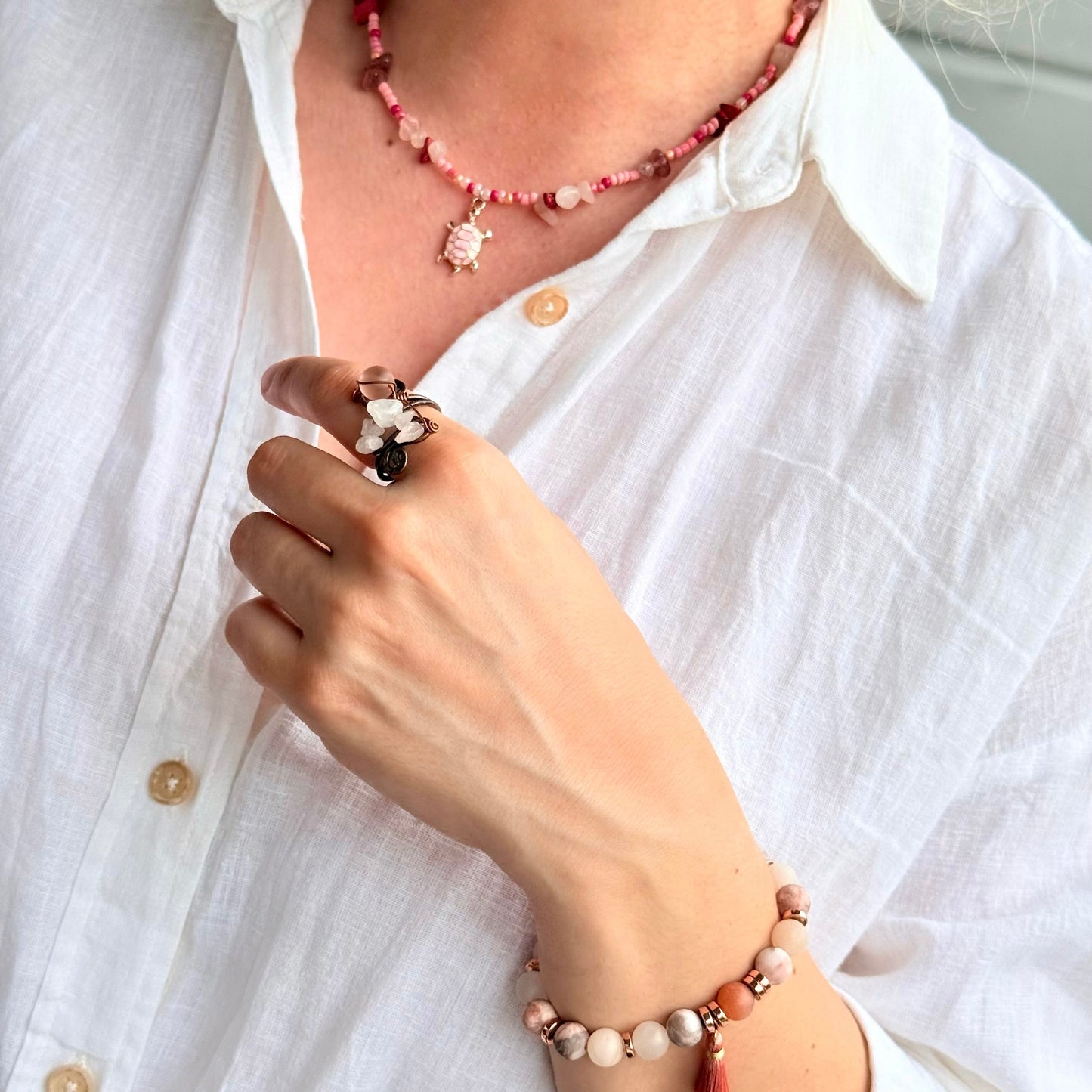 Rosy Turtle – Halskette mit Glas- und Kiesperlen