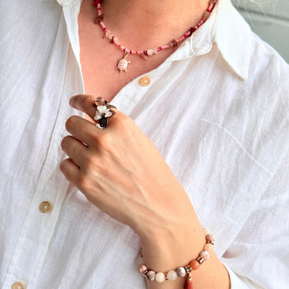 Rosy Turtle – Halskette mit Glas- und Kiesperlen