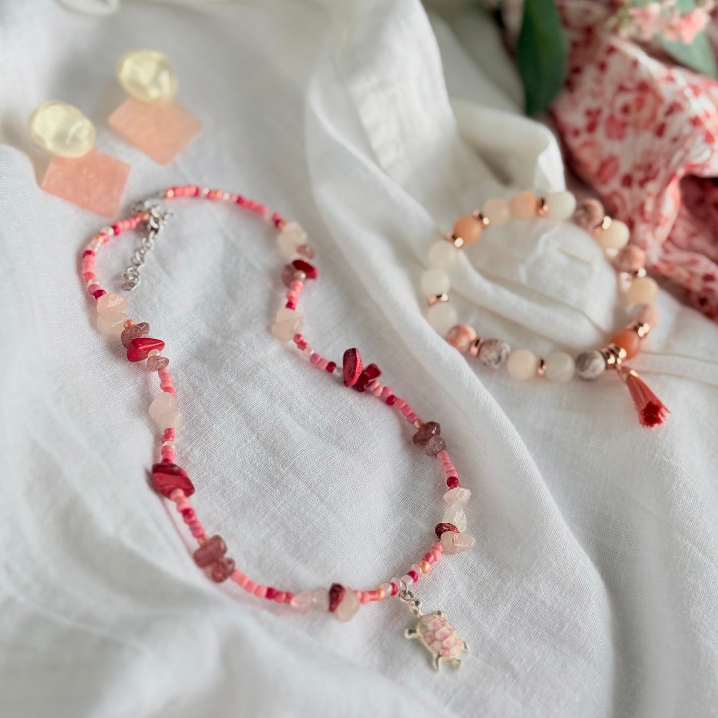 Rosy Turtle – Halskette mit Glas- und Kiesperlen