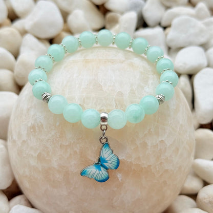 Mint Butterfly Armband – mintgrüne Natursteinperlen mit blau-weißem Schmetterlings-Anhänger
