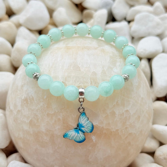 Mint Butterfly Armband – mintgrüne Natursteinperlen mit blau-weißem Schmetterlings-Anhänger