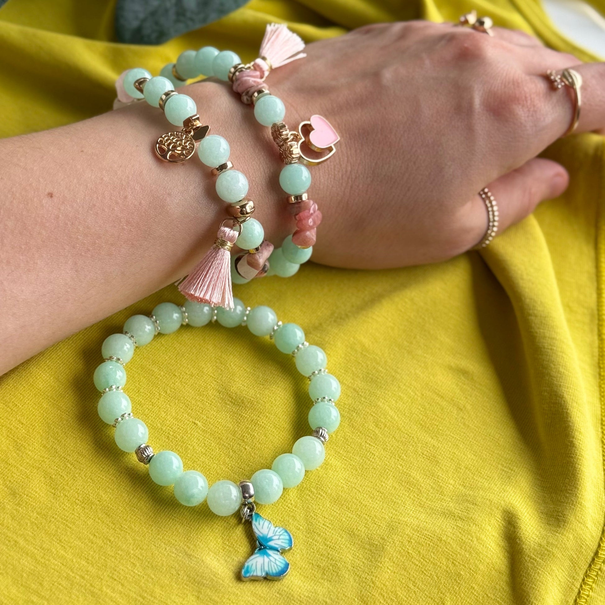 Mint Blossom Armband am Handgelenk – Mintgrüne Perlen mit Lebensbaum und Quaste