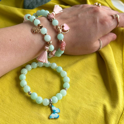 Mint Blossom Armband am Handgelenk – Mintgrüne Perlen mit Lebensbaum und Quaste