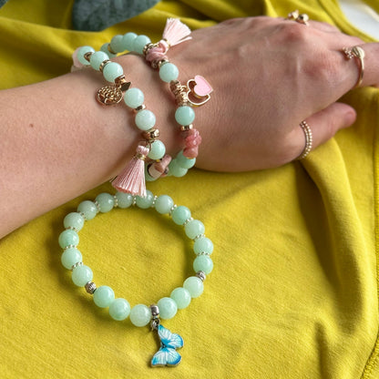 Mint Butterfly Armband am Handgelenk – mintgrüne Perlen mit Schmetterling
