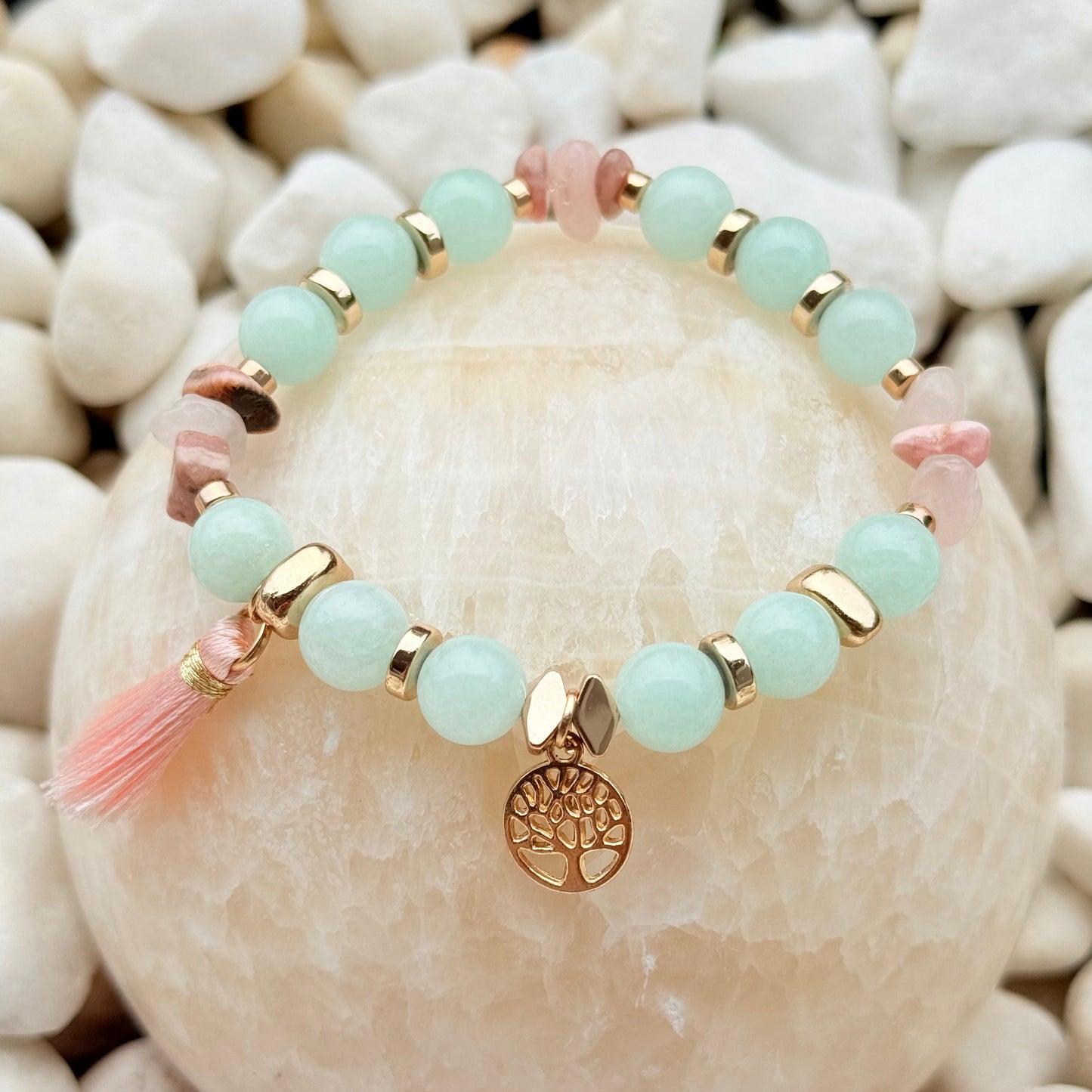 Mint Blossom Armband – Mintgrüne Natursteinperlen mit Lebensbaum-Anhänger und Quaste