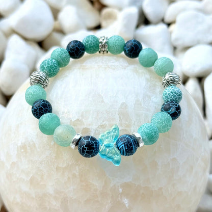 Ocean Butterfly Armband – Naturstein Crackle-Perlen mit Glas-Schmetterling auf weißem Stein