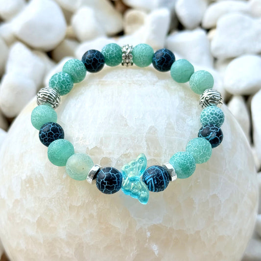 Ocean Butterfly Armband – Naturstein Crackle-Perlen mit Glas-Schmetterling auf weißem Stein