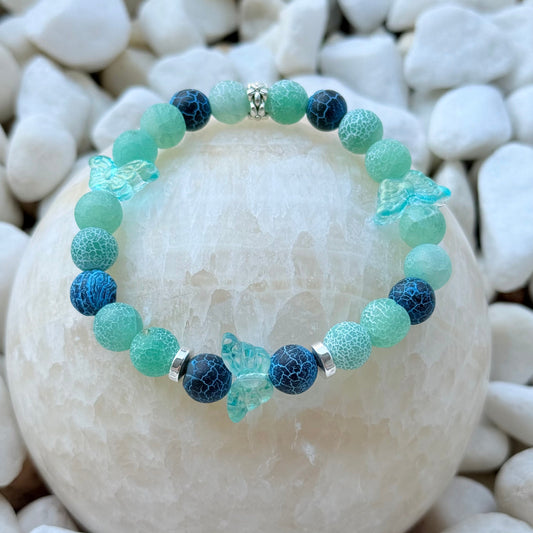Ocean Butterflies Armband – Naturstein Crackle-Perlen mit Glas-Schmetterlingen auf weißem Stein