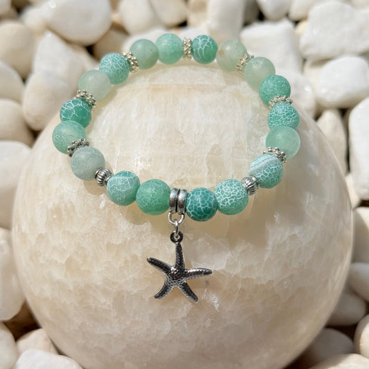 Sea Star Armband – Türkis-Naturstein-Crackle-Perlen mit Seestern-Anhänger auf weißem Stein