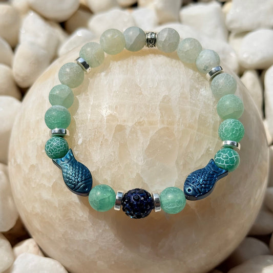 Deep Ocean Armband – Mint-Türkis-Naturstein mit Glas-Fisch-Perlen und dunkelblauer Strassperle auf weißem Stein