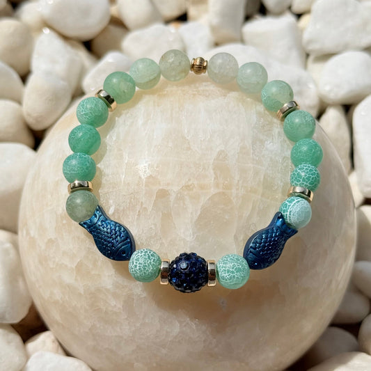 Deep Sea Armband – Mint-Türkis-Naturstein mit Glas-Fisch-Perlen und dunkelblauer Strassperle auf weißem Stein