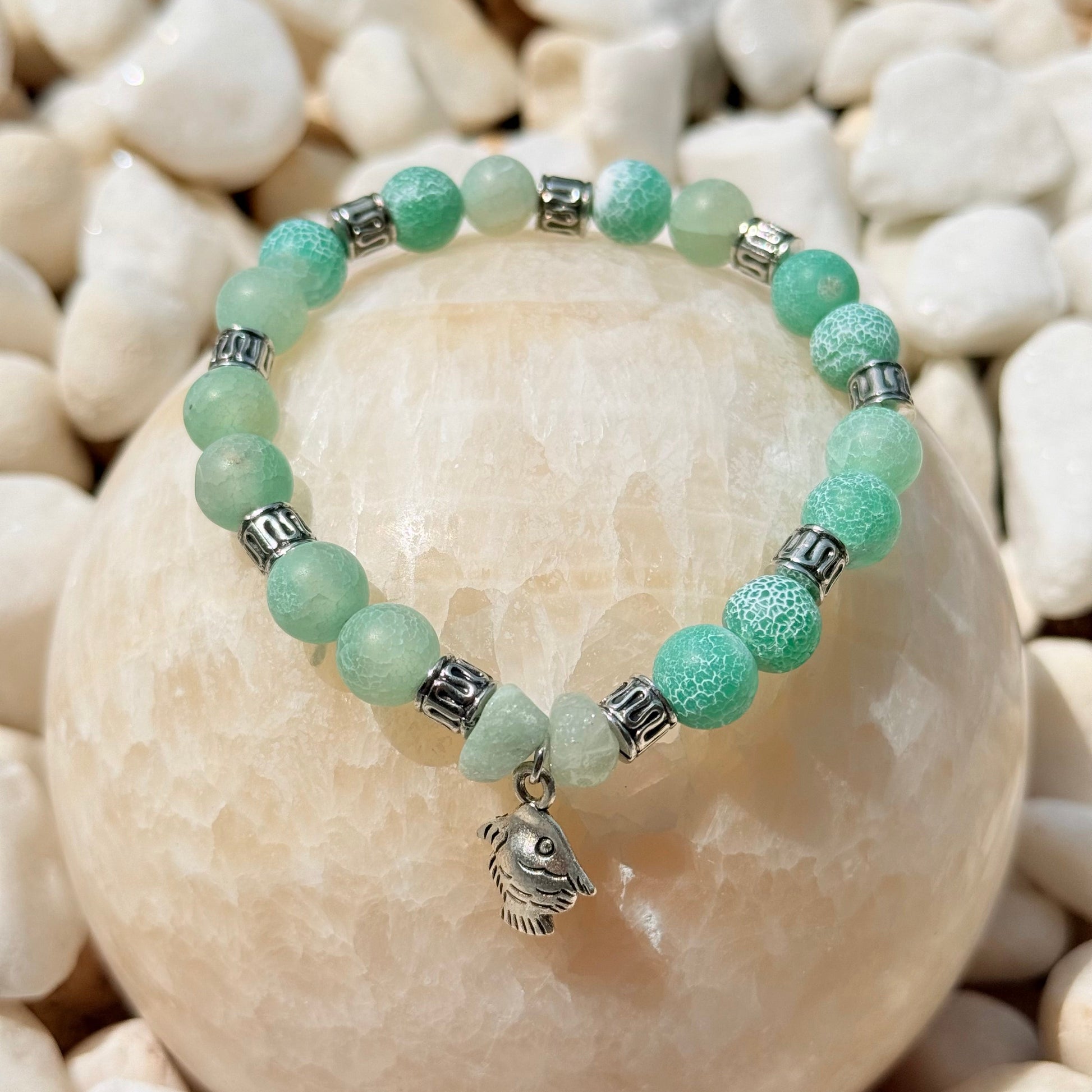 Ocean Fish Armband – Mint-Türkis-Naturstein-Crackle-Perlen mit Fisch-Anhänger auf weißem Stein