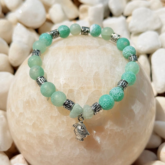 Ocean Fish Armband – Mint-Türkis-Naturstein-Crackle-Perlen mit Fisch-Anhänger auf weißem Stein