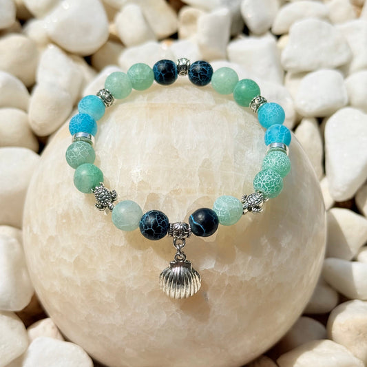 Ocean Treasure Armband – Türkis-Naturstein-Crackle-Perlen mit Schildkröten und Muschel-Anhänger auf weißem Stein