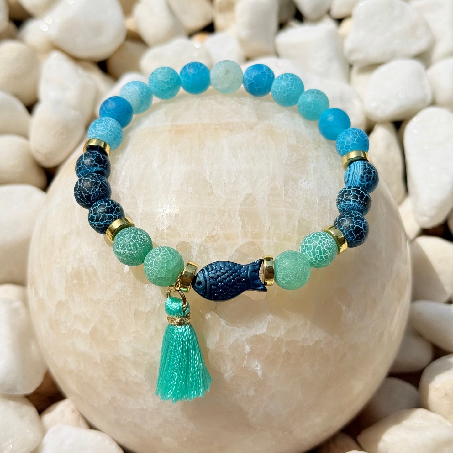 Ocean Breeze Armband – Blau-Türkis-Naturstein mit Glas-Fisch und Mintquaste auf weißem Stein