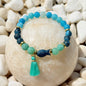 Ocean Breeze Armband – Blau-Türkis-Naturstein mit Glas-Fisch und Mintquaste auf weißem Stein